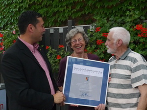 Foto: Erika Koch, v.l.n.r.: Brgermeister Markus Hollemann, Barbara Hofmann, Hans Bross