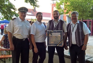 V.l.n.r.: Feuerwehrkommandant Martin Schlegel, Brgermeister Markus Hollemann, Matthias Nbling, Fritz Dorsch 