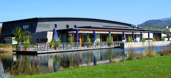 Blick auf das Kultur und Bürgerhaus mit dem See im Vordergrund Blick auf das Kultur und Bürgerhaus mit dem See im Vordergrund