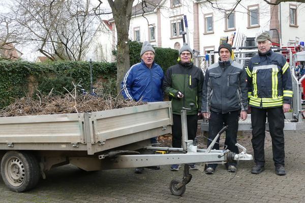 Die 4 Storchenfreunde v.l.n.r.: Manfred Wssner, Hans Peter Rieder, Siegfried Buderer, Heinz Jund  vor dem Wagen mit dem vom Horst ausgebauten Gestrpp und Mist