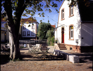 Der Garten vor dem Eine-Welt-Laden, Inselhaus auf der Glotterinsel Der Garten vor dem Eine-Welt-Laden, Inselhaus auf der Glotterinsel