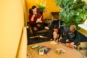 Familie spielt im warmen Wohnzimmer Familie spielt im warmen Wohnzimmer