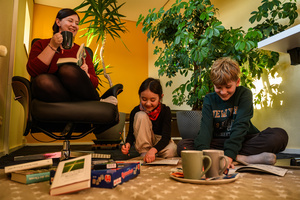 Familie spielt im warmen Wohnzimmer Familie spielt im warmen Wohnzimmer