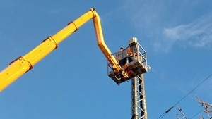 Foto: Hans Peter Rieder – Demontage des Storchennestes auf dem Fahrleitungsmast mit Hilfe eines gelben Krans Foto: Hans Peter Rieder – Demontage des Storchennestes auf dem Fahrleitungsmast mit Hilfe eines gelben Krans