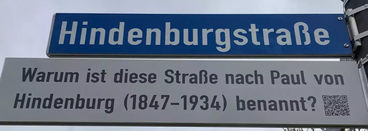 Straßenschild "Hindenburgstraße" mit Zusatzschild und QR-Code Straßenschild "Hindenburgstraße" mit Zusatzschild und QR-Code