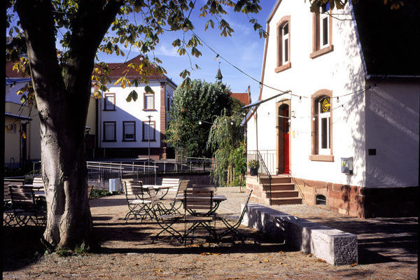 Sitzmöglichkeiten in einem Biergarten