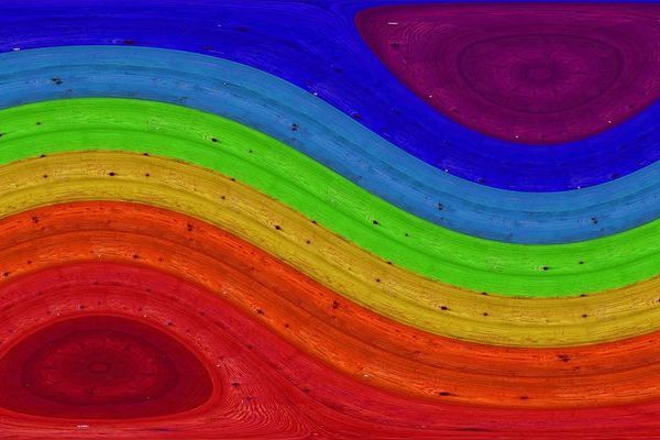 Ein Fluss in Regenbogenfarben. Für eine detailreiche Bildbeschreibung wählen Sie die Reisekarte “Barrierefreiheit” und suchen Sie nach der Überschrift “Mehrzweckplatz Reisekarte intern Regenbogen”.