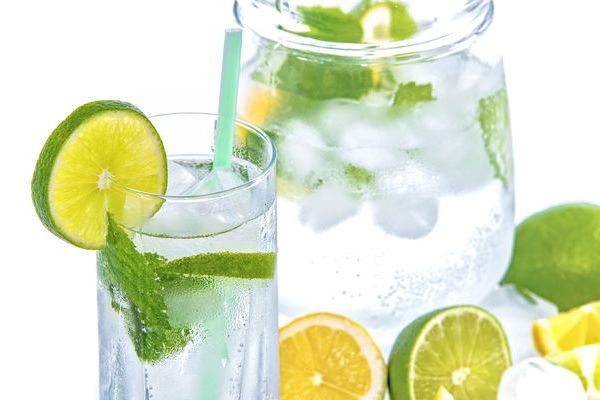 Zwei Gläser Wasser, gewürzt mit Zitrusfrüchten und Eiswürfeln. Für eine detailreiche Bildbeschreibung wählen Sie die Reisekarte “Barrierefreiheit” und suchen Sie nach der Überschrift “Mehrzweckplatz Reisekarte intern Sommergetränk”.